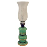 Luminária em vidro opalinado de cor verde construída em segmentos cilíndricos, decorada com frisos e adornos dourados. Tulipa no formato de copo com borda superior revirada. 55,5 x 14 cm. Séc. XX. 55,5 x 14 cm.