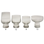 Conjunto de copos em cristal com pezinhos, constando de 8 copos para água (12 cm), 12 taças para vinho branco (8,5 cm), 8 taças para vinho tinto (9.5 cm), 10 copos para champagne (9 cm).