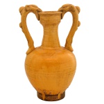 Vaso em cerâmica chinesa esmaltada em amarelo âmbar, de formato balaústre, ornamentado com alças laterais moldadas em cabeças de dragão. Reprodução de original da dinastia Tang (618  906).