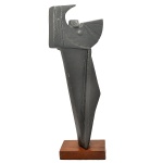Nélide Bertolucci - Art Deco - Escultura múltipla em bronze patinado, representando "Figura Feminina". Assinado na base com iniciais N.B. e numerada 115/300. Peanha retangular em madeira. Europa. Séc. XX. 44,5 x 19 x 5 cm (escultura). 18 x 14 x 1,8 cm (base). <br>Nélide Casaccia Bertoluci nasceu em Porto Alegre, Rio Grande do Sul, Brasil, onde estudou escultura, no Atelier Livre do Centro de Cultura de 1968 a 1978, com os professores Vasco Prado, Paulo Porcella, Claudio M. Costa e outros. Estudou também com os professores Fernando Corona e Carlos Scarinci da UFRGS, com Vilma Villaverde (B. Aires) e Pamela Bahr (EUA). Possui obras no Acervo do MARGS, do MASP, no Centro de Cultura de Pelotas - RS, no Centro de Cultura de Ribeirão Preto - SP e no Espaço Fernando Corona, da UFRGS. Foi selecionada nos livros "Cem Anos de Escultura no Brasil" de Pietro Maria Bardi e Jacob Klintowitz e "Escultores Contemporâneos do RGS" de Armindo Trevisan. Foi Jurada do VI Salão de Cerâmica, MARGS - RS e criou os monumentos "Mutirão" em Carangola - MG, "Emancipação", C. da Canoa - RS e "S. Pedro de Gramado", Gramado - RS. Recentemente escreveu um livro sobre os 60 anos da Praia de Atlântida - RS.
