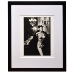 HELMUT NEWTON (Berlin, 1920- Los Angeles, 2004) - "Domestic Nude 10". Fotografia (Gelatin Silver Print). Datado 1992. 31.5 x 46.9 cm (MI. 69 x 59 cm (ME). Apresenta no verso selo da coleção Cid Collection. Helmut Newton, nascido Helmut Neustädter foi um fotógrafo de moda alemão, naturalizado australiano, conhecido por seus estudos de nus femininos. Filho de um fabricante de botões judeu-alemão e de uma americana, desde muito jovem interessou-se por fotografia, tendo trabalhado para a fotógrafa alemã Yva (Else Neulander Simon). Fugiu da Alemanha em 1938 para escapar à perseguição nazista aos judeus; trabalhou por algum tempo em Singapura, como fotógrafo da Straits Times, antes de se estabelecer em Melbourne, Austrália. Ao chegar à Austrália, ficou internado em um campo de concentração, assim como muitos outros "estrangeiros inimigos". Posteriormente serviu ao exército australiano como motorista de caminhão, durante a Segunda Guerra Mundial. Em 1946 instalou um estúdio fotográfico no qual trabalhou principalmente com moda, nos afluentes anos pós-guerra. Pouco tempo depois tornou-se cidadão australiano. Nos anos seguintes viveu em Londres e Paris, e trabalhou para a Vogue francesa. Criou um estilo muito particular de fotografia, marcado pelo erotismo, frequentemente com alusões sadomasoquistas e fetichistas. Sua notoriedade aumentou nos anos 1980 com a série "Big Nudes". Passou os últimos anos de sua vida em Monte Carlo e Los Angeles. Morreu em um acidente de automóvel na Califórnia. Suas cinzas foram enterradas em Berlim, Alemanha.