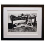 HELMUT NEWTON (Berlin, 1920- Los Angeles, 2004) - Jane Kirby, Avenue Kleber, Paris. Fotografia. 43.8 x 39.2 cm (MI. 82 x 65,5 cm (ME). Apresenta no verso selo da coleção Cid Collection e selo da Christies. Helmut Newton, nascido Helmut Neustädter foi um fotógrafo de moda alemão, naturalizado australiano, conhecido por seus estudos de nus femininos. Filho de um fabricante de botões judeu-alemão e de uma americana, desde muito jovem interessou-se por fotografia, tendo trabalhado para a fotógrafa alemã Yva (Else Neulander Simon). Fugiu da Alemanha em 1938 para escapar à perseguição nazista aos judeus; trabalhou por algum tempo em Singapura, como fotógrafo da Straits Times, antes de se estabelecer em Melbourne, Austrália.Ao chegar à Austrália, ficou internado em um campo de concentração, assim como muitos outros "estrangeiros inimigos". Posteriormente serviu ao exército australiano como motorista de caminhão, durante a Segunda Guerra Mundial. Em 1946 instalou um estúdio fotográfico no qual trabalhou principalmente com moda, nos afluentes anos pós-guerra. Pouco tempo depois tornou-se cidadão australiano. Nos anos seguintes viveu em Londres e Paris, e trabalhou para a Vogue francesa. Criou um estilo muito particular de fotografia, marcado pelo erotismo, frequentemente com alusões sadomasoquistas e fetichistas. Sua notoriedade aumentou nos anos 1980 com a série "Big Nudes". Passou os últimos anos de sua vida em Monte Carlo e Los Angeles. Morreu em um acidente de automóvel na Califórnia. Suas cinzas foram enterradas em Berlim, Alemanha.
