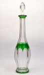 SAINT LOUIS  - Licoreiro em cristal, ornamentado em facetas de "overlay" verde sobre translucido. França. Séc. XX. 31 cm.