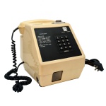 Antigo telefone público de mesa, com disco. Marca Daruma. Modelo TSP 110. Sistema Telebrás. Anos 70/80. Aparelho original, em bom estado geral de conservação. 23 x 20 x 24 cm.