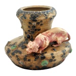 Anphora - Vaso em cerâmica austríaca esmaltada em policromia, no formato de moringa com bojo achatado e longo gargalo. Ornado com pequenas pastilhas e realçado por escultura representando pantera. No verso, marcas da manufatura de Turn - Imperial Anphora Austria. Séc. XIX. 19 x 27.5 cm.