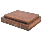 VOYAGE PITORESQUE DE PARIS - IMPRESSO PARIS, 1813 - Livro de texto & atlas completo com belíssimas pranchas da cidade na época. Encadernação contemporânea. 344 páginas. 25 x 30 cm e 20 x 35 cm.