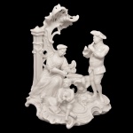 Grupo em porcelana alemã branca representando família de musicistas. Base recortada. No verso, marca da manufatura de Nymphenburg (Baviera). 19 x 17 cm.