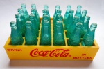 Colecionismo - Engradado miniatura da Coca Cola. Peça em muito bom estado de conservação. O engradado mede 9,0 cm X 6,0 cm X 4,2 de altura.