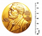 Colecionismo - Medalhão da obra Opera Mundi, relativo aos ganhadores do prêmio Nobel. Mostra a figura de Nobel. Medalha em seu saco plástico original, mostrando a manufatura Esmaltarte. O diâmetro do medalhão é de 6,0 cm.