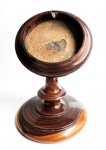 Colecionismo/relógio - Suporte de mesa para relógios de bolso. Peça manufaturada em madeira de lei, muito provavelmente em Jacarandá. Em excelente estado de conservação. O suporte mede 10,0 cm de altura, diâmetro da base com 7,0 cm e diâmetro de 5,4 cm para o alojamento dos relógios de bolso.