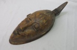 Máscara Africana (Madeira) - Ausência de um orelha. Mede cerca de 39 centímetros.