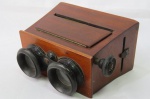 Antigo equipamento conhecido por View Master, feito em madeira, para visualização de fotos em 3D.