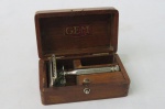 Antigo Aparelho de Barbear marca GEM, fabricado nos Estados Unidos, na caixa de madeira.