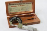 Antigo Micrometro fabricado na Suíça, na caixa original de madeira. Na referida caixa existe um adesivo da empresa Sotema de São Paulo.