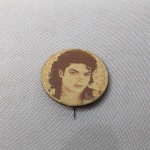 4. Broche antigo do cantor Michael Jackson, ídolo pop.