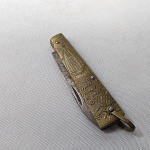 Antigo Canivete com cabo metálico escrito Nossa Senhora Aarecida padroeira do Brasil. Fechado mede 5,7 centímetros.