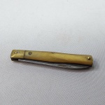 Antigo Canivete escrito T com cab de Chifre. Fechado mede 7,7 centímetros
