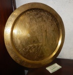 Grande prato (diam 40 cm) em metal gravado com figuras do Egito, possibilidade  de uso em parede. (desgastes)