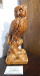 Coruja em louça vitrificada. med.: 33 x13 cm
