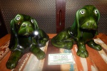Duas peças em cerâmica vitrificada representando dupla de cachorros com  olhos de vidro (desgastes) med.: 18 x20 cm