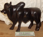 Escultura em madeira representando touro. med. 14 x19 x5 cm
