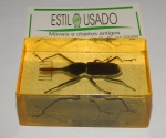 Besouro incrustado em bloco de resina.  med. 3 cm alt x8 cm larg x5 cm prof.