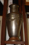 Vaso  em metal.  (desgastes) me. 38 x 18  cm.