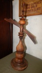 Base em madeira torneada para balança. (desgastes) med. 55 x36 cm