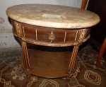 Mesa baixa auxiliar em madeira com tampo de mármore. (desgates) med 53 x53 cm