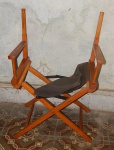 Cadeira diretor/ dobrável em madeira maciça(desgastes)