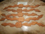 Lote com fragmentos em madeira entalhada. (desgastes)