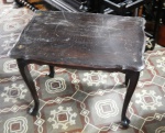 Mesa auxiliar em madeira. (desgastes) med 52 x66 x46 cm