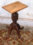 Base de mesa em madeira. (desgastes)