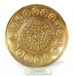Excepcional medalhão em bronze decorado com detalhes de faces em relevo e cena mitológica.med:25 cm diâmetro.
