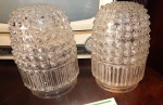 Lote com duas cúpulas de vidro prensado. alt 14 cm /borda interna 8 cm