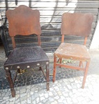 Lote com 02 cadeiras em madeira  com assento em couro (desgastes)