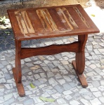 Mesa baixa auxiliar em madeira. (desgastes) med.:45 x40x45 cm
