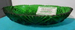 Utensílio em vidrão verde decorado.