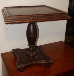 Mesa baixa auxiliar em madeira. (desgastes)