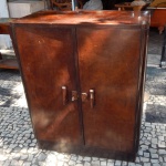 Móvel gaveteiro em madeira  com 02 portas e interior com prateleiras e gavetas . (desgastes) med. 110 x 90 x49  cm