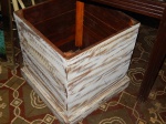 Grande cachepô em madeira patinada.)  med.: 43 x43 cm