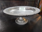 Centro de mesa em metal decorado. (desgastes) med.15 x34 cm