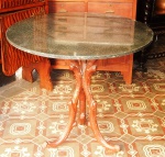 Mesa tronquinho em ferro fundido . (desgastes / pequena falta na beira do tampo) med.  75 x diam78cm