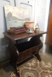 Mesa revisteiro em madeira nobre . (desgastes)