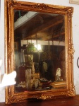 Belo espelho  com moldura antiga decorada.  med.: 95 x 75 cm