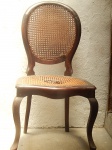 Cadeira medalhão em madeira. (desgastes)