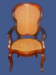 Incomum  e antiga cadeira  com braços em jacaranda e palhinha indiana.  Amed. 1,04 x63  x 56 cm