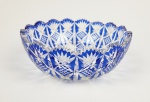 belo bowl em cristal double azul e translúcido com lapidação royal crown. peça elegante e cristal de muita qualidade! bohemia, primeira metade do sec. xix. 22 cm de diametro