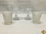 Lote composto de 2 taças abertas e 2 copos de suco em vidro moldado pontas de diamante. Medindo as taças 12,5cm de altura.