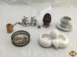 Lote diverso, composto de miniatura de caneca, caixa oval, salva, etc. Peças em porcelana e cerâmica.